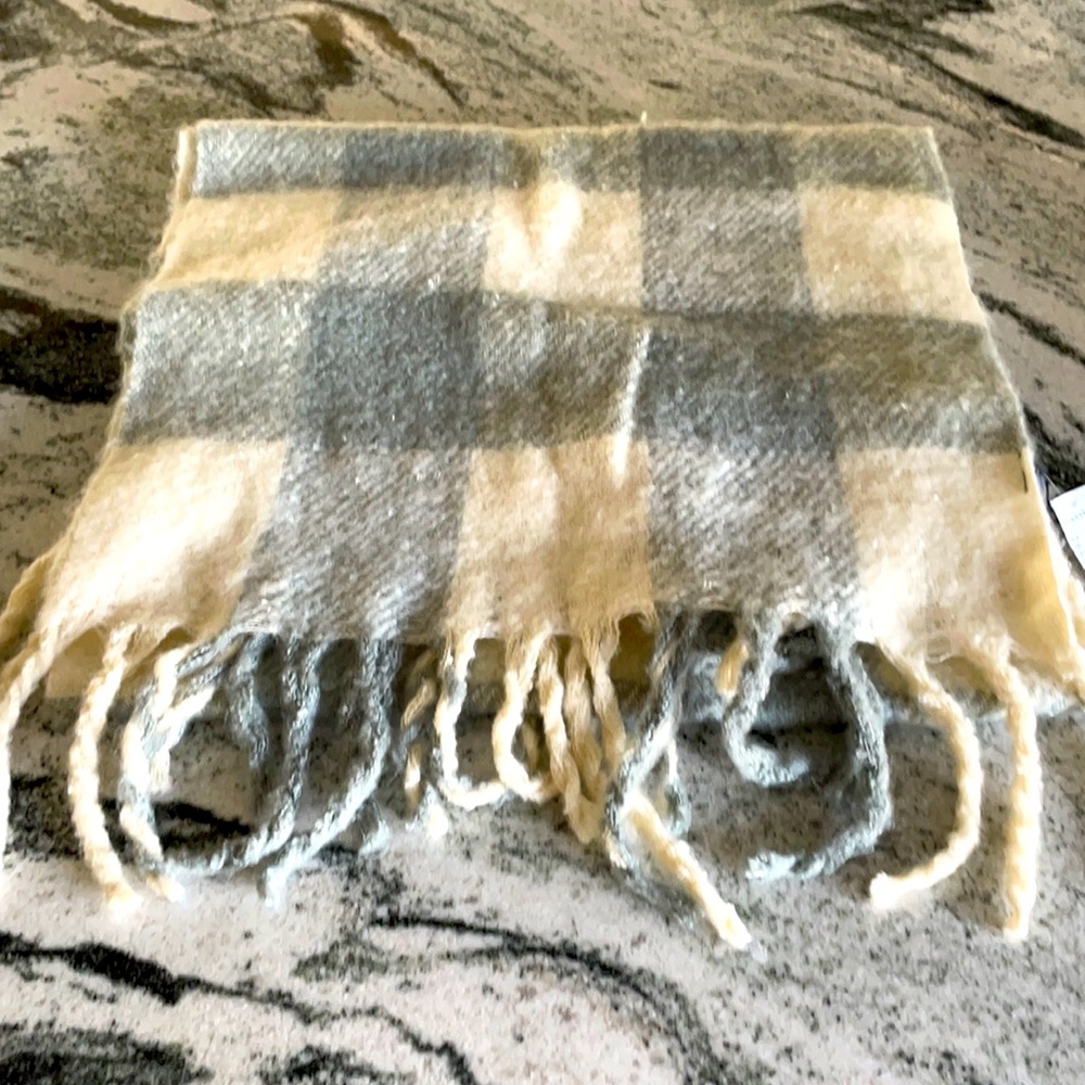NWT 🌼3/$30 Comfy Blanket Wrap Scarf in Cream and Grey